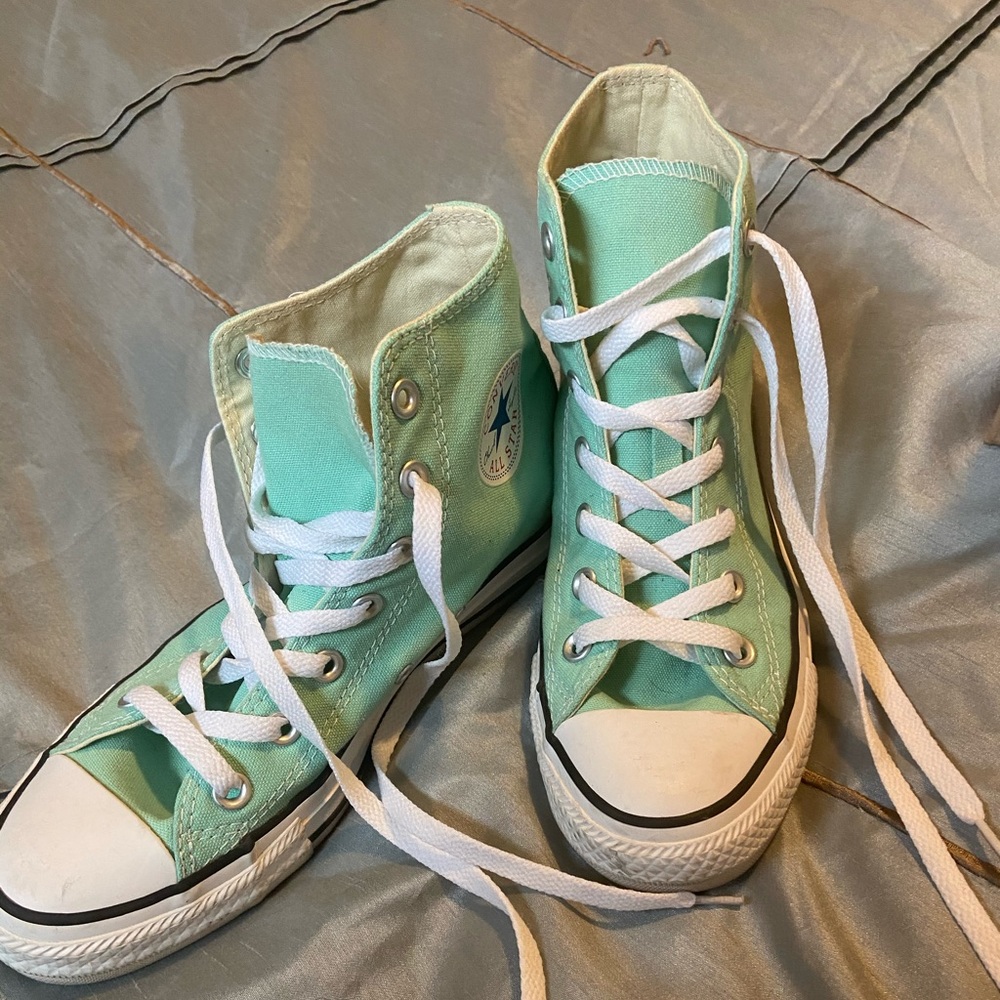 CONVERSE HIGH TOPS like new .